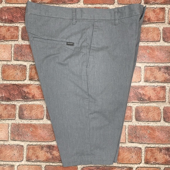 Mens Volcom flat front shorts. Size 31 - Picture 6 of 7